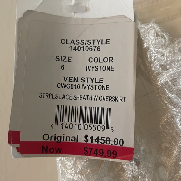 Size 6 strapless ivory wedding dress. David’s bridal. Never worn. No overskirt - Picture 5 of 5